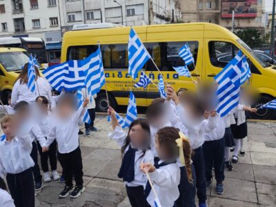 Κατάθεση στεφάνου στην πλατεία Καραϊσκάκη στον Πειραιά, από τους μαθητές του νηπιαγωγείου, τιμώντας τους ήρωες του 1940.