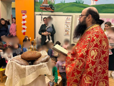 Με ιδιαίτερη λαμπρότητα και χαρά τιμήθηκε, σήμερα Παρασκευή 30 Ιανουαρίου 2026, η εορτή των Τριών Ιεραρχών, προστατών της Παιδείας και των Γραμμάτων, σε όλες τις βαθμίδες εκπαίδευσης (Βρεφονηπιακός Σταθμός, Παιδικός Σταθμός, Νηπιαγωγείο, Δημοτικό, Γυμνάσιο και Λύκειο) των Εκπαιδευτηρίων μας. Ο Σεβασμιώτατος Μητροπολίτης Πειραιώς κ. Σεραφείμ βρέθηκε κοντά στους μαθητές και τις μαθήτριες των Εκπαιδευτηρίων μας, προκειμένου αφενός να τους απευθύνει λόγο αγάπης και εόρτιες ευχές, αναφερόμενος ταυτόχρονα στα διδάγματα που εκπέμπουν οι Άγιοι Τρεις Ιεράρχες, προστάτες της παιδείας μας, αφετέρου να ευλογήσει τη Βασιλόπιτα και να προσφέρει ευλογίες και ενθύμια σε όλους Με ιδιαίτερη λαμπρότητα και χαρά τιμήθηκε, σήμερα Παρασκευή 30 Ιανουαρίου 2026, η εορτή των Τριών Ιεραρχών, προστατών της Παιδείας και των Γραμμάτων, σε όλες τις βαθμίδες εκπαίδευσης (Βρεφονηπιακός Σταθμός, Παιδικός Σταθμός, Νηπιαγωγείο, Δημοτικό, Γυμνάσιο και Λύκειο) των Εκπαιδευτηρίων μας. Ο Σεβασμιώτατος Μητροπολίτης Πειραιώς κ. Σεραφείμ βρέθηκε κοντά στους μαθητές και τις μαθήτριες των Εκπαιδευτηρίων μας, προκειμένου αφενός να τους απευθύνει λόγο αγάπης και εόρτιες ευχές, αναφερόμενος ταυτόχρονα στα διδάγματα που εκπέμπουν οι Άγιοι Τρεις Ιεράρχες, προστάτες της παιδείας μας, αφετέρου να ευλογήσει τη Βασιλόπιτα και να προσφέρει ευλογίες και ενθύμια σε όλους