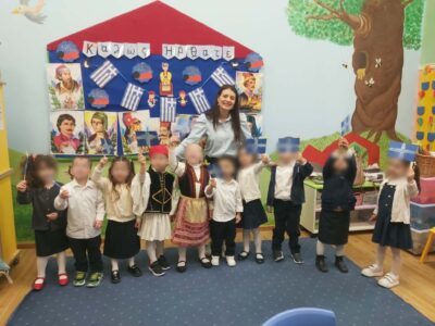 Με καριοφιλι στο πλευρό και το σπαθί στην μέση κανέναν δεν φοβήθηκε στην άγρια φωτιά να πέσει! Χρόνια πολλά Ελλάδα από τα Σκιουράκια!🐿️