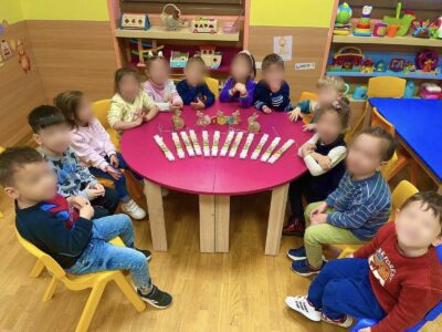 Με χαρά και δημιουργικότητα οι μαθητές του παιδικού σταθμού (Αρκουδάκια,Ελαφάκια και Σκιουράκια) έφτιαξαν τις Πασχαλινές τους λαμπάδες και σας εύχονται καλή Ανάσταση!🐰🌸