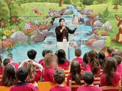 Η συγγραφέας και εικονογράφος Αγγελική Δελεχά παρουσιασε το βιβλίο της «Το ευλογημένο γαϊδουράκι» στους μαθητές του Προνηπίου και του Νηπιαγωγείου με την ευκαιρία της Παγκόσμιας Ημέρας Παιδικού Βιβλίου.📕