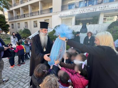 Με πολλή χαρά και συγκίνηση, τα παιδιά  του Νηπιαγωγείου της Ι.Μ. Πειραιώς επισκέφθηκαν το Γηροκομείο Πειραιώς, μεταφέροντας το μήνυμα της Αναστάσεως του Λαζάρου. Με κάλαντα, «Λαζαράκια» και αγάπη, χάρισαν χαμόγελα στους ηλικιωμένους, δημιουργώντας μια όμορφη γέφυρα επικοινωνίας και ελπίδας ανάμεσα στις γενιές. 💛🎶
