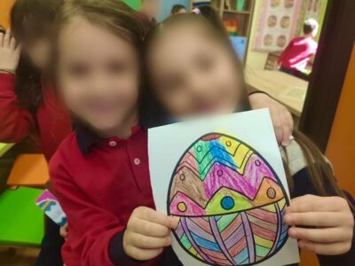 Στο πλαίσιο της ομαλής μετάβασης από το νηπιαγωγείο στο δημοτικό σχολείο, πραγματοποιήθηκαν κοινές δραστηριότητες σε συνεργασία με την Α΄ Δημοτικού. Τα παιδιά είχαν την ευκαιρία να γνωριστούν, να αλληλεπιδράσουν και να συμμετάσχουν σε δημιουργικά παιχνίδια και ομαδικές δράσεις, καλλιεργώντας το αίσθημα της ασφάλειας και της οικειότητας με το νέο σχολικό περιβάλλον.