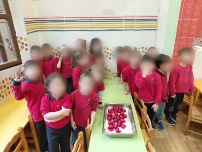 Με χαμόγελα και πολλή διάθεση για παιχνίδι, τα παιδιά του Νηπιαγωγείου (Λιονταράκια, Τιγράκια) και του Προνηπίου (Αστεράκια,Φεγγαράκια) έβαψαν τα κόκκινα πασχαλινά αυγά στο σχολείο μας! Ο χώρος γέμισε χρώματα, γέλια και δημιουργικές πινελιές, καθώς οι μικροί μας φίλοι γνώρισαν το όμορφο αυτό πασχαλινό έθιμο🐣🥚