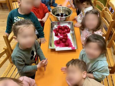 Με πολλή χαρά και ενθουσιασμό τα παιδιά του Παιδικού Σταθμού (Αρκουδάκια, Ελαφάκια και Σκιουράκια) γνώρισαν ένα από τα πιο όμορφα πασχαλινά έθιμα: το βάψιμο των κόκκινων αυγών!