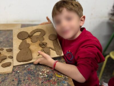 Μια ξεχωριστή εμπειρία γεμάτη φαντασία και δημιουργία έζησαν οι μικροί μας μαθητές του προνηπίου, στην εκδρομή τους σε εργαστήρι κεραμικής! 🏺 Με τα μικρά τους χεράκια έπλασαν τον πηλό, έδωσαν σχήμα στις ιδέες τους και ανακάλυψαν τη χαρά της δημιουργίας μέσα από το παιχνίδι και την τέχνη.