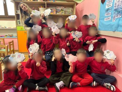 Ημέρα Ασφαλούς Διαδικτύου στο Νηπιαγωγείο μας 💙🌐 Στο μάθημα της Πληροφορικής, οι μαθητές και οι μαθήτριες του νηπιαγωγείου μας ενημερώθηκαν για την ασφάλεια στο διαδίκτυο και τη σημασία της προστασίας των προσωπικών μας δεδομένων. 👧👦 Μέσα από συζήτηση με τη δασκάλα τους, απλές δραστηριότητες και δημιουργική έκφραση, τα παιδιά έμαθαν πώς μπορούμε να χρησιμοποιούμε το διαδίκτυο με ασφάλεια και υπευθυνότητα. 🎨 Στο πλαίσιο του μαθήματος, δημιούργησαν τις δικές τους ζωγραφιές, αποτυπώνοντας με τον δικό τους μοναδικό τρόπο όσα έμαθαν. ✨ Η ενημέρωση από μικρή ηλικία αποτελεί το πρώτο και πιο σημαντικό βήμα για ένα ασφαλές, θετικό και δημιουργικό ψηφιακό μέλλον. Μαζί, σχολείο και οικογένεια, χτίζουμε γερές βάσεις για υπεύθυνους μικρούς ψηφιακούς πολίτες!