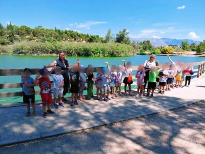 🌿 Μια όμορφη καλοκαιρινή εξόρμηση στη φύση! 🌿 Οι μικροί μας φίλοι του Προνηπίου και του Νηπιαγωγείου, που συμμετέχουν στο Summer Camp 2026 των Εκπαιδευτηρίων της Ιεράς Μητροπόλεως Πειραιώς, πραγματοποίησαν μια ξεχωριστή εκπαιδευτική εκδρομή στο Πάρκο «Αντώνης Τρίτσης». Μέσα στο καταπράσινο φυσικό περιβάλλον του πάρκου, τα παιδιά είχαν την ευκαιρία να περπατήσουν, να παίξουν, να παρατηρήσουν τη χλωρίδα και την πανίδα της περιοχής και να απολαύσουν στιγμές ξεγνοιασιάς και δημιουργικής επαφής με τη φύση. Με πολύ κέφι, γέλια και ατελείωτο παιχνίδι, η ημέρα γέμισε όμορφες εικόνες, νέες εμπειρίες και μοναδικές αναμνήσεις, ενισχύοντας τη συνεργασία, την κοινωνικοποίηση και την αγάπη των παιδιών για το φυσικό περιβάλλον. Στο Summer Camp των Εκπαιδευτηρίων της Ιεράς Μητροπόλεως Πειραιώς, κάθε ημέρα αποτελεί μια νέα ευκαιρία για μάθηση, εξερεύνηση και χαρούμενες στιγμές!
