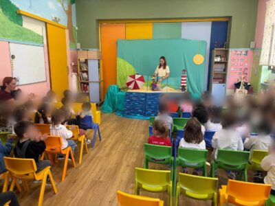 Την πρώτη τους θεατρική παράσταση «Τικ και Τέλα: Ο καινούριος φίλος» παρακολούθησαν στο σχολείο μας τα τμήματα του βρεφικού, μεταβρεφικού και παιδικού σταθμού. Τα παιδιά διασκέδασαν, γέλασαν και έμαθαν για την αξία της φιλίας και της συνεργασίας!